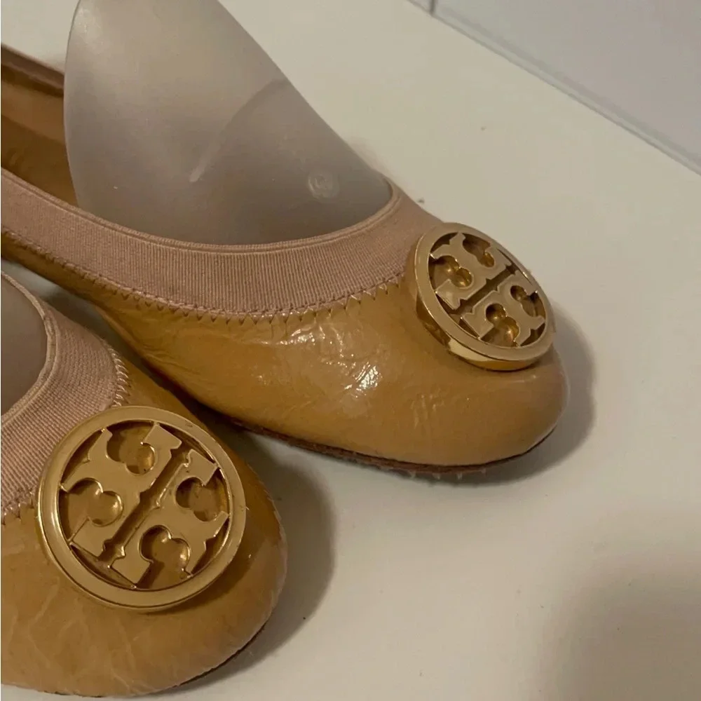 Tory burch tan color patent letter flat shoes